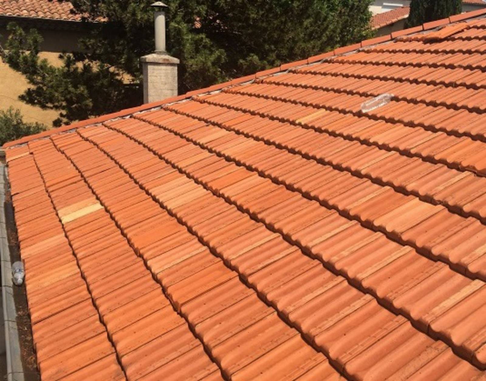 Qui contacter aux Pennes-Mirabeau 13170 pour le nettoyage d'une toiture de maison ?