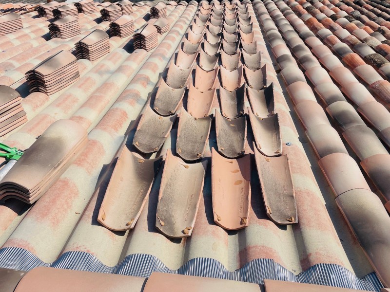 pose de tuiles sur PST La Fare-les-Oliviers 13580