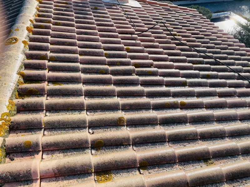 Nettoyage et traitement des tuiles mécaniques d’une toiture de maison sur Coudoux 13111
