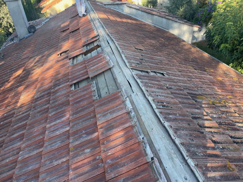 Changement de Faîtage de toiture de maison sur La Fare-les-Oliviers 13580