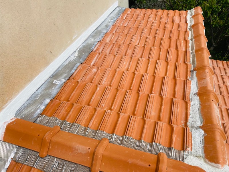 Chantier de changement de toiture en tuiles plates de Marseille sur Gréasque 13850 près de Gardanne