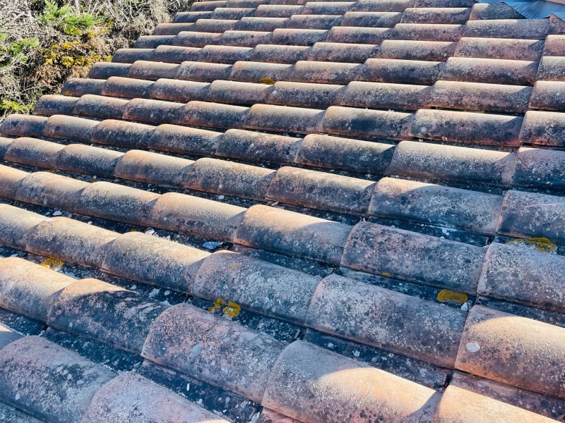 Rénovation d’une toiture type mécanique Abeilles sur Faîtage et nettoyage sur Vitrolles 13127 près de Marignane.