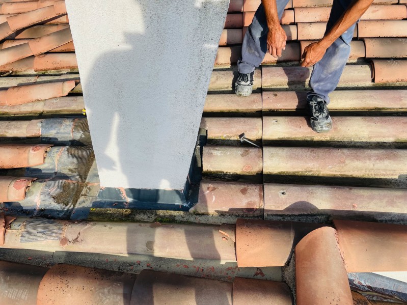 depose des tuiles du tour de cheminée sur vitrolles