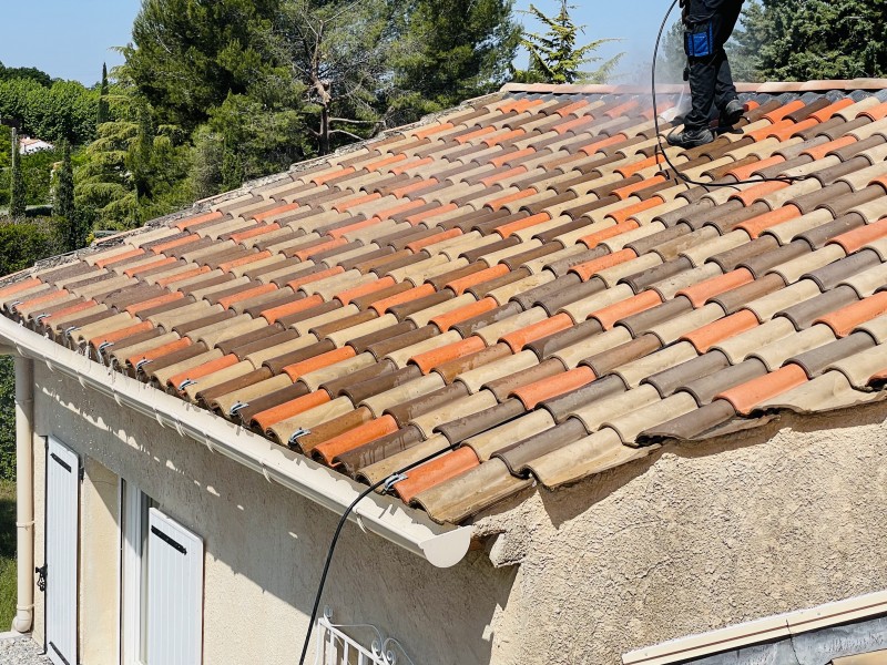 Démoussage et traitement d’une toiture type mécanique sur Mimet 13105 près de Gardanne 13120