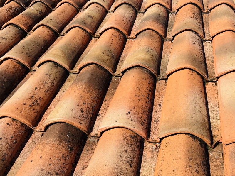 tuiles avec nettoyage sur Martigues 13500