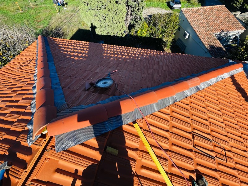 Pose des arêtiers en zinc et plomb type Closoir sur Chateauneuf les martigues