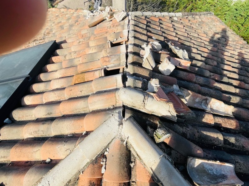 Rénovation d’une toiture type mécanique Abeilles sur Faîtage et nettoyage sur Vitrolles 13127 près de Marignane.