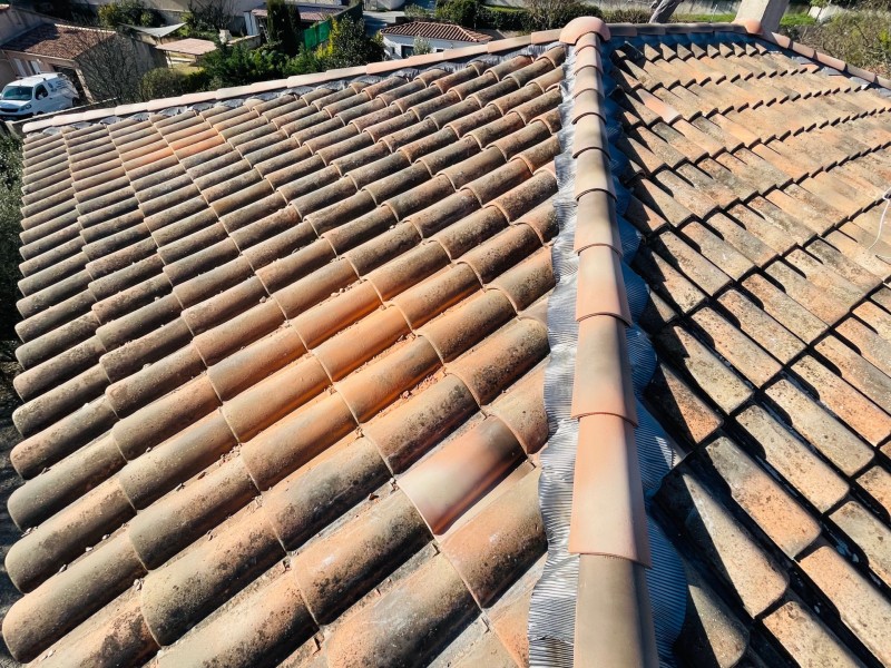 Rénovation d’une toiture type mécanique Abeilles sur Faîtage et nettoyage sur Vitrolles 13127 près de Marignane.