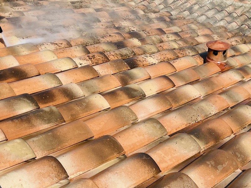 Nettoyage et traitement de tuiles Mécaniques sur Saint Victoret près de Marignane pas chère