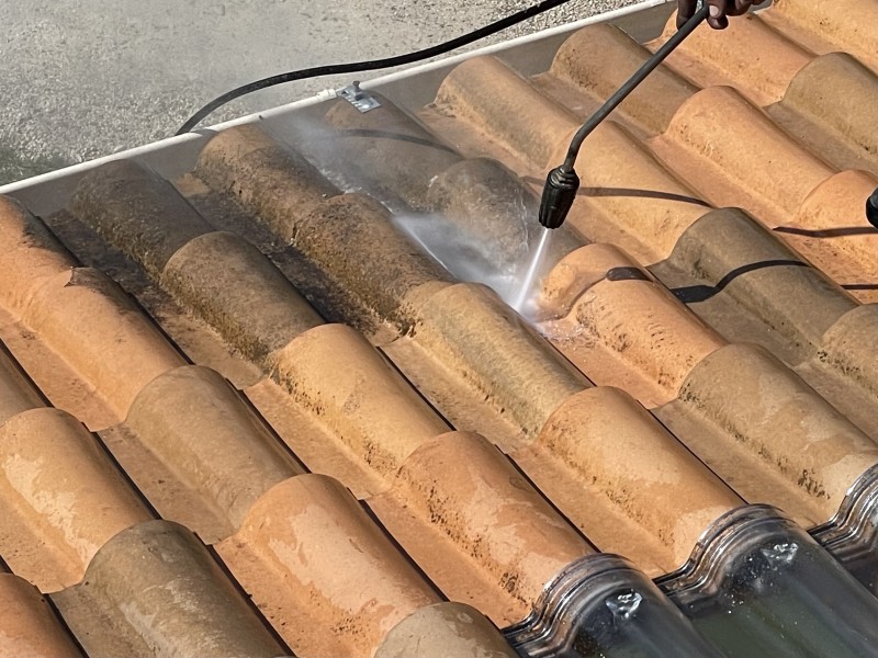 Démoussage et traitement d’une toiture type mécanique sur Mimet 13105 près de Gardanne 13120