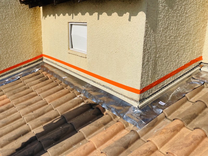 Couvreur pour changement des Solins en Plomb d’une toiture de Maison sur Vitrolles 13127 près de Marignane