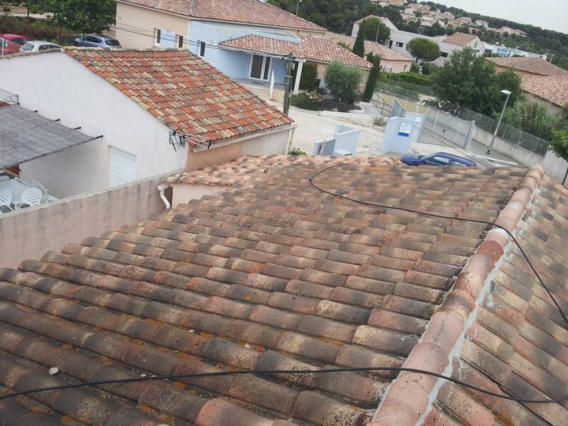 avant intervention démoussage toiture sur aix en provence 13100