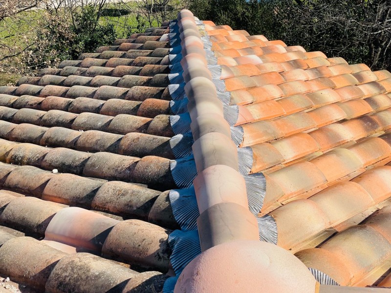 Rénovation d’une toiture type mécanique Abeilles sur Faîtage et nettoyage sur Vitrolles 13127 près de Marignane.