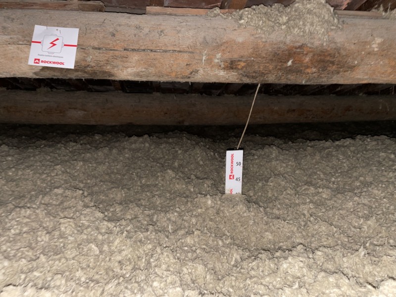 Pose d’isolation en laine de roche par soufflage en comble perdu d’une maison sur Marignane