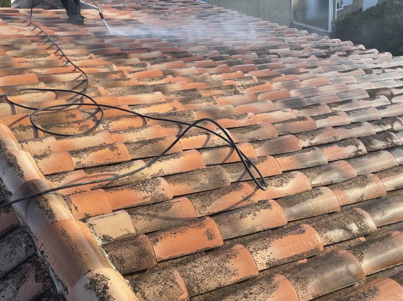 nettoyage de tuiles en cours sur Châteauneuf-les-Martigues 13220