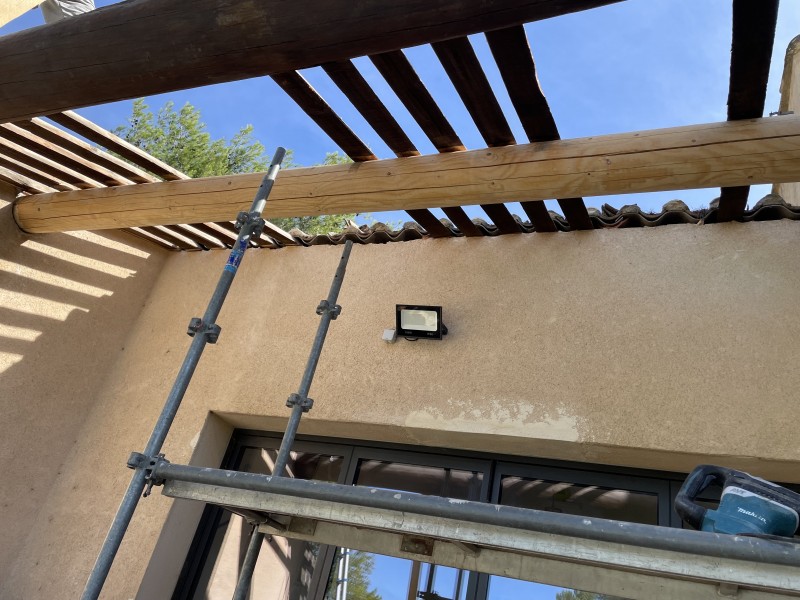 pose poutre neuve sur toiture à Ventabren