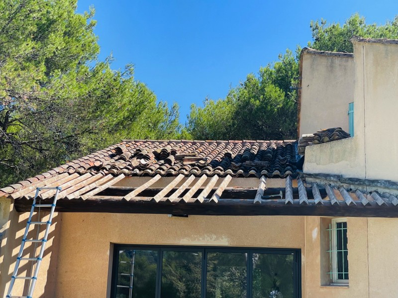 Changement d’une toiture et poutre d’un Auvent d’une maison sur Ventabren 13122