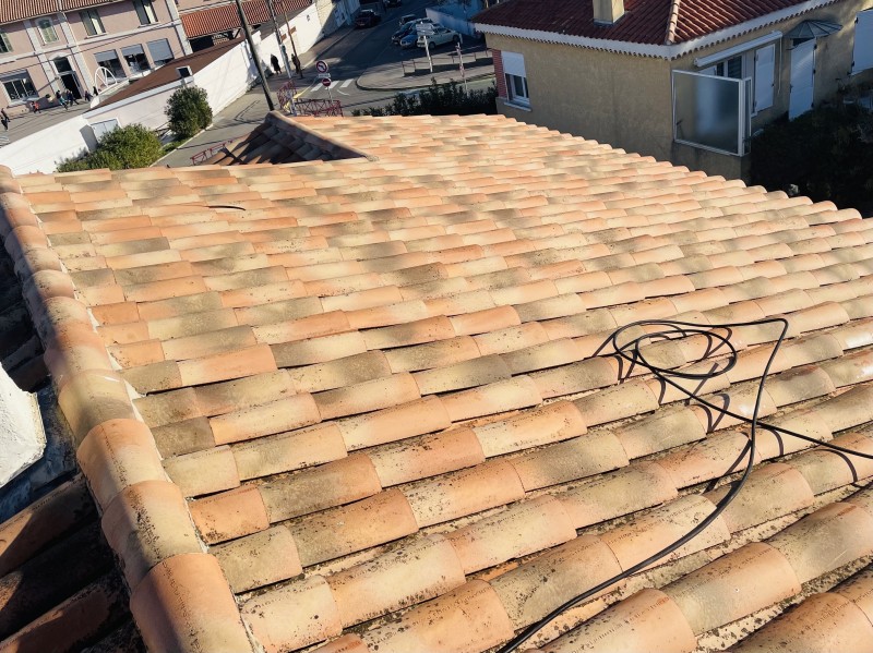 Intervention de couvreur pour un nettoyage de tuiles d'une toiture de maison sur Châteauneuf-les-Martigues 13220 près de Marignane