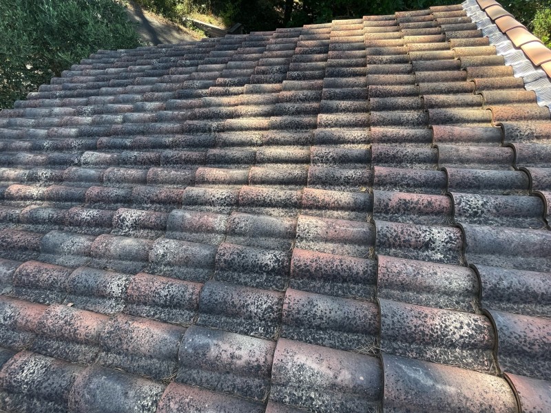 Démoussage et Nettoyage de toiture de maison à Bouc-Bel-Air 13320