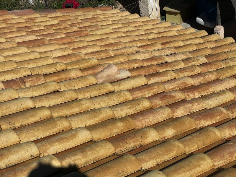 Nettoyage et traitement d’une toiture en tuile mécanique Romane sur Saint-Savournin 13119 près de Gardanne 13120