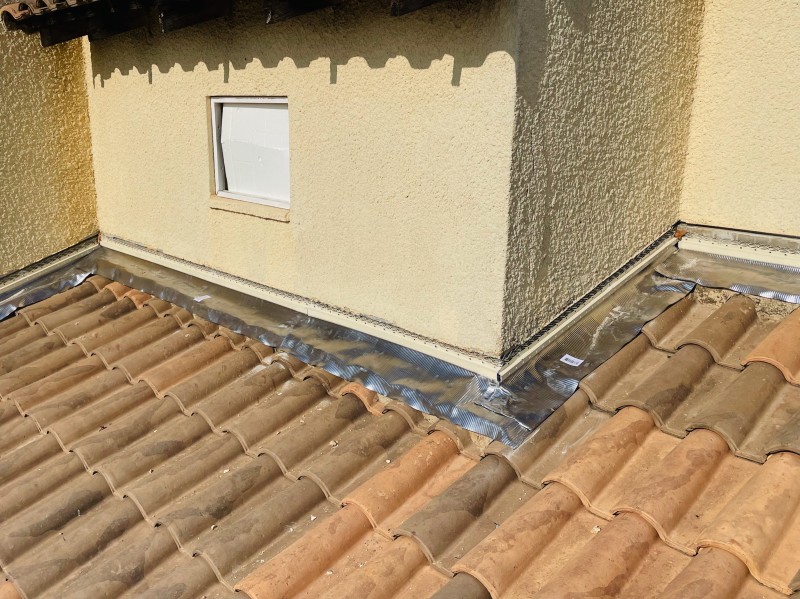 Couvreur pour changement des Solins en Plomb d’une toiture de Maison sur Vitrolles 13127 près de Marignane