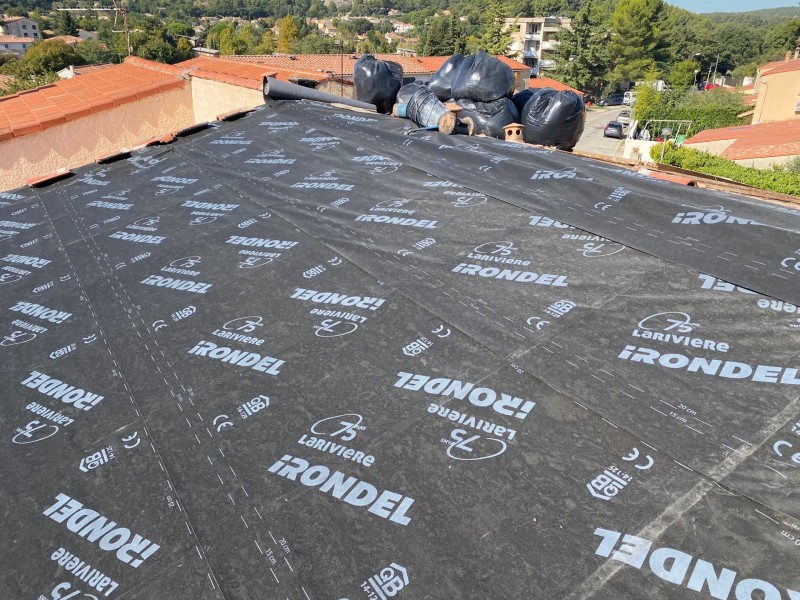 Pose écrant sous toiture à Gardanne