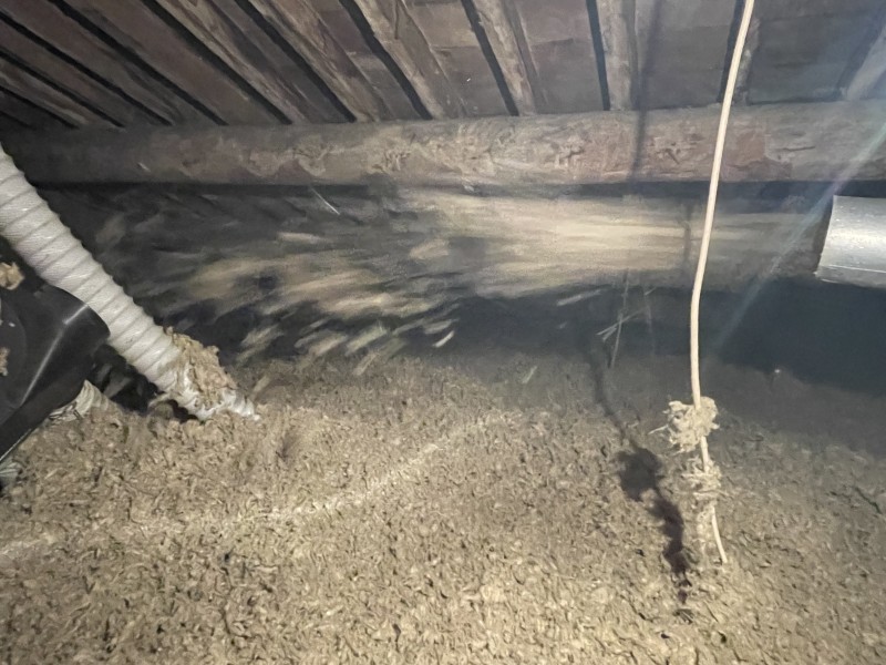 Pose d’isolation en laine de roche par soufflage en comble perdu d’une maison sur Marignane