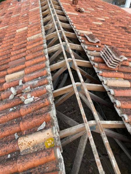 dépose faitage ciment et tuiles sur chantier coudoux