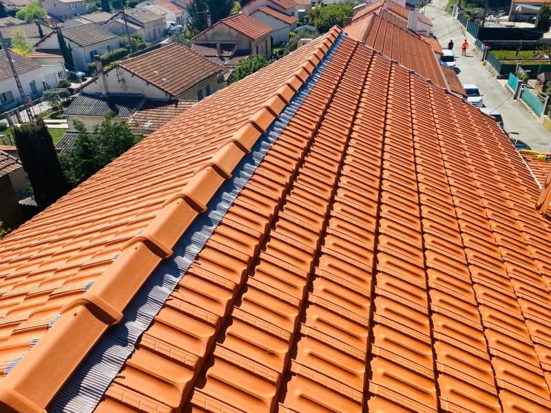 Chantier de changement de toiture en tuiles plates de Marseille sur Gréasque 13850 près de Gardanne
