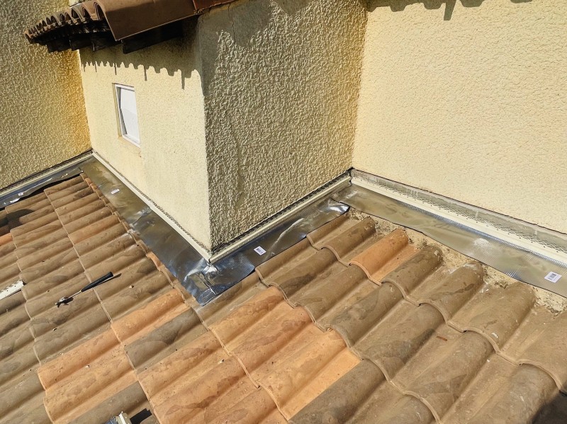 Couvreur pour changement des Solins en Plomb d’une toiture de Maison sur Vitrolles 13127 près de Marignane