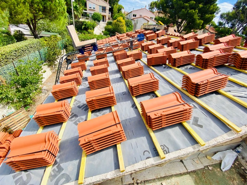 pose des tuiles romane sur carry le rouet