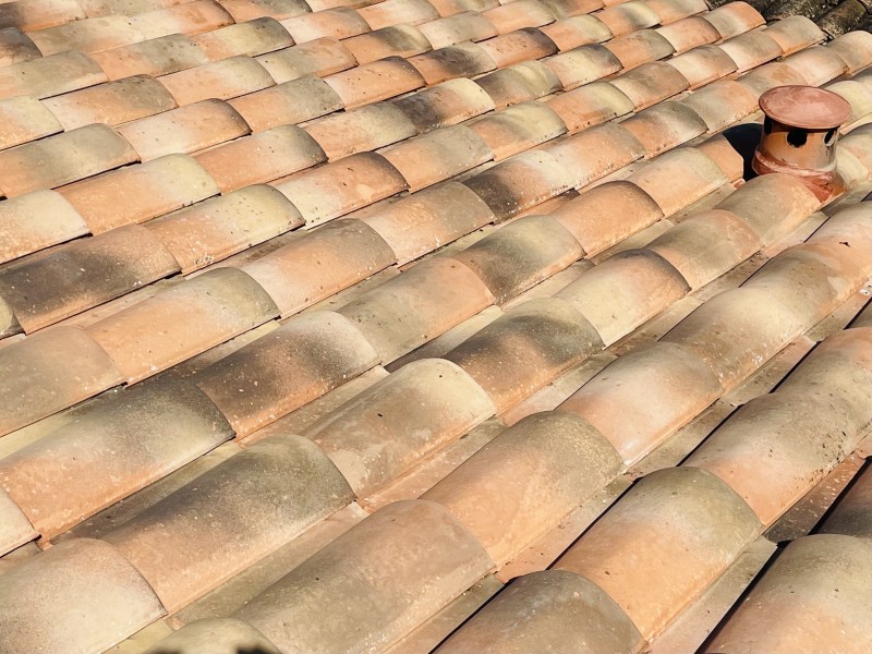 Nettoyage et traitement de tuiles Mécaniques sur Saint Victoret près de Marignane pas chère