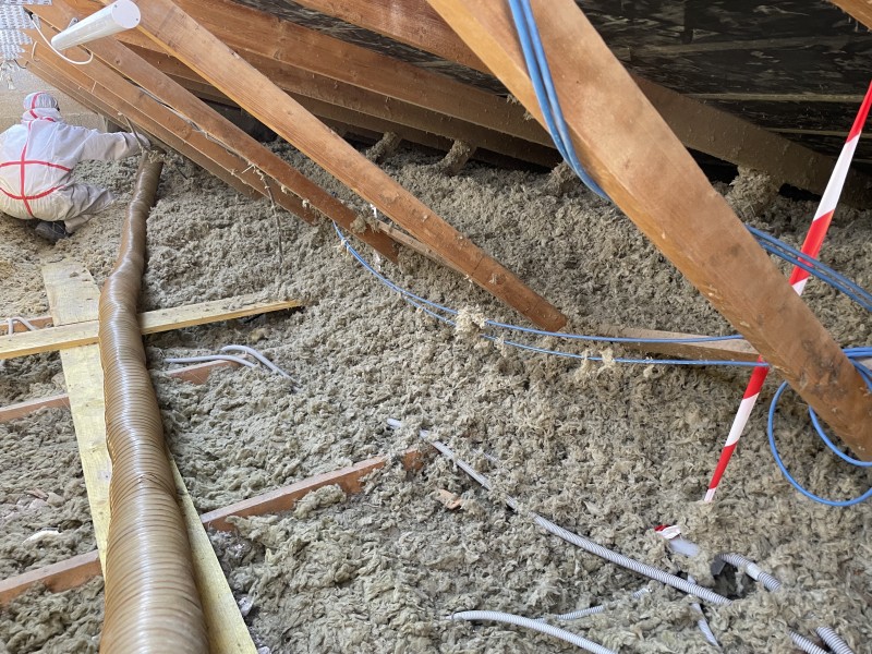 Mise en place d’une isolation en laine de roche dans les combles perdus d’une maison à Saint Victoret pas chère