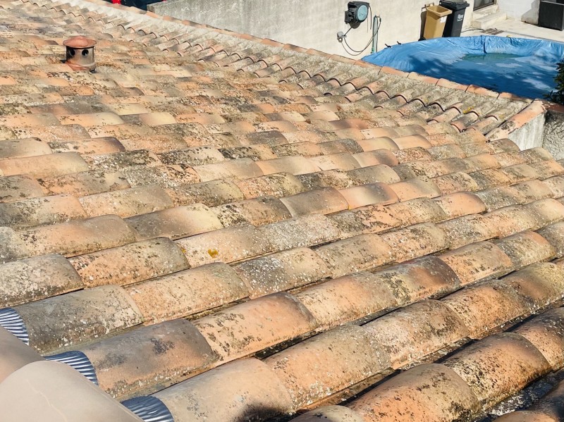 Nettoyage et traitement de tuiles Mécaniques sur Saint Victoret près de Marignane pas chère
