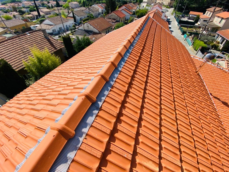 Chantier de changement de toiture en tuiles plates de Marseille sur Gréasque 13850 près de Gardanne