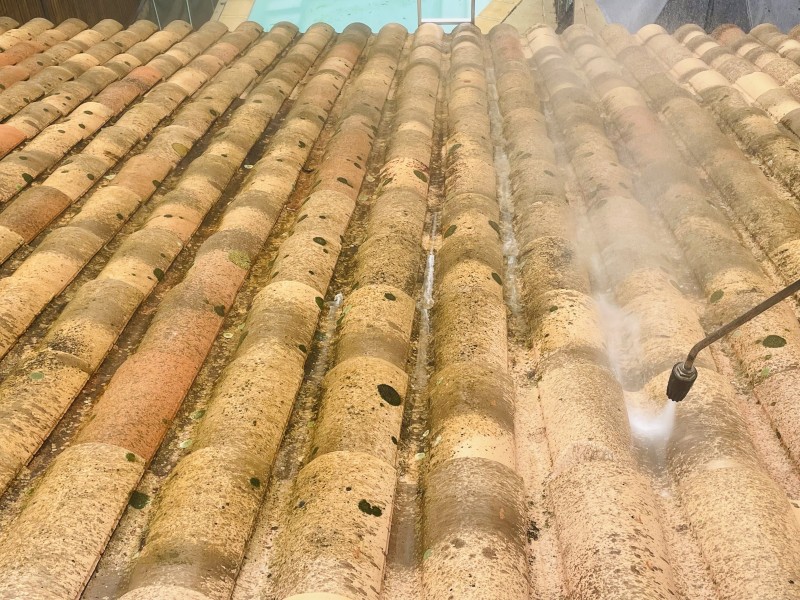 Démoussage et traitement de toiture d’une maison sur Bouc Bel Air près de Marignane.