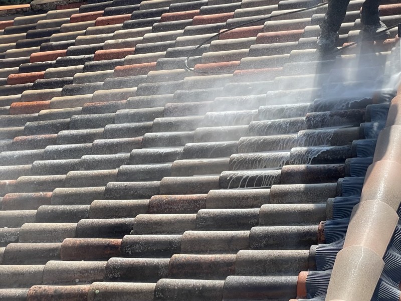 Démoussage et traitement d’une toiture type mécanique sur Mimet 13105 près de Gardanne 13120