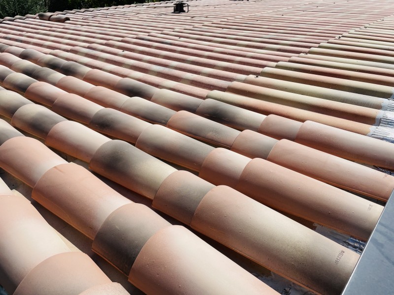 Pose de tuiles canal sur des Plaques Sous Toiture d’une maison à Velaux 13880 près de Marignane