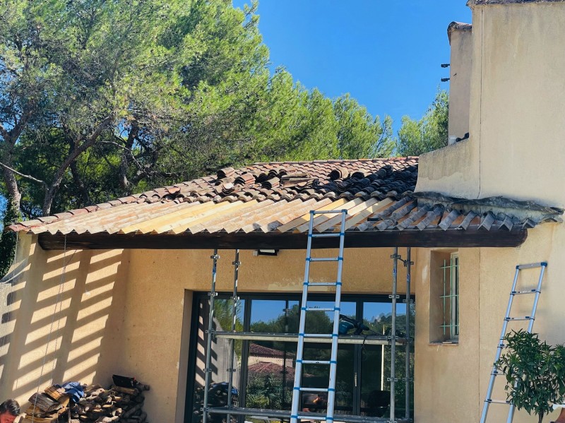 Changement d’une toiture et poutre d’un Auvent d’une maison sur Ventabren 13122