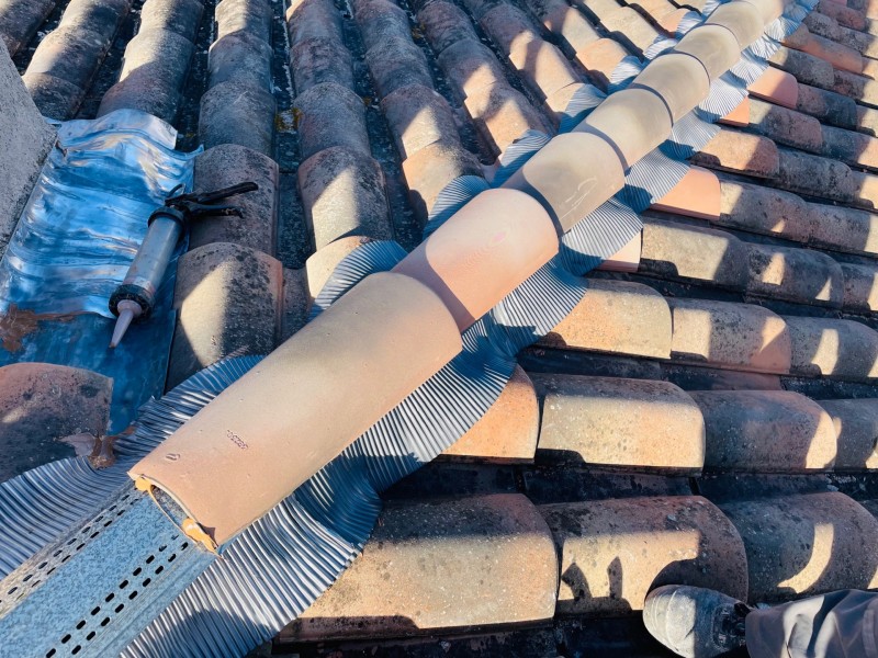 Rénovation d’une toiture type mécanique Abeilles sur Faîtage et nettoyage sur Vitrolles 13127 près de Marignane.