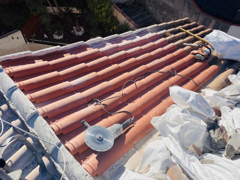 Réalisation de couvreur sur une évacuation de cheminée de toiture de maison sur Saint-Victoret 13730 près de Marignane