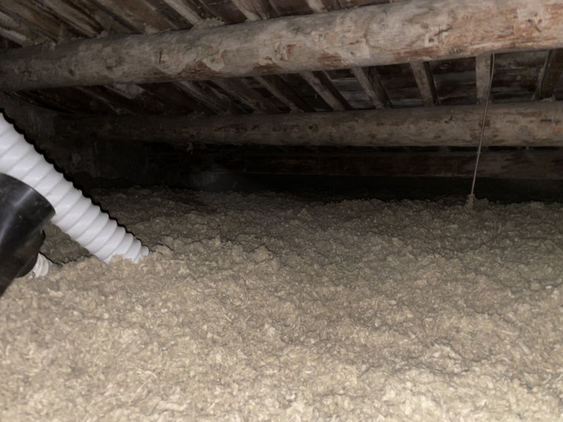Pose d’isolation en laine de roche par soufflage en comble perdu d’une maison sur Marignane