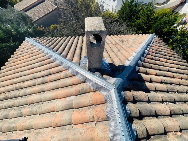 Rénovation d’une toiture type mécanique Abeilles sur Faîtage et nettoyage sur Vitrolles 13127 près de Marignane.