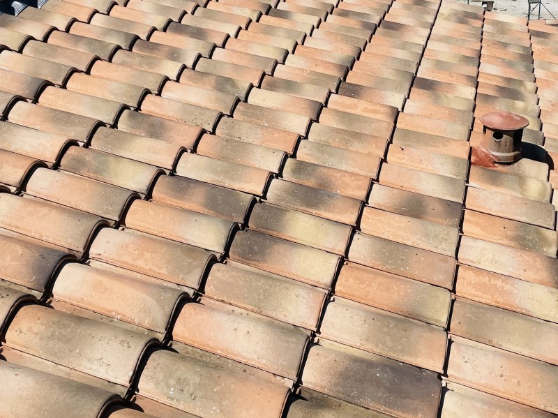 Nettoyage et traitement d'une toiture en tuile mécanique Abeille sur Saint-Victoret 13730