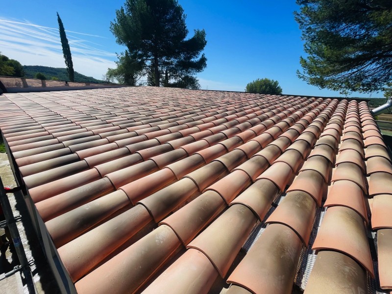 Pose de tuiles canal sur des Plaques Sous Toiture d’une maison à Velaux 13880 près de Marignane