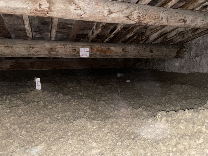 Pose d’isolation en laine de roche par soufflage en comble perdu d’une maison sur Marignane