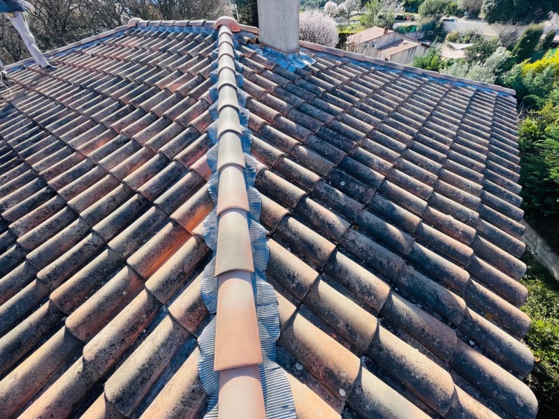 Rénovation d’une toiture type mécanique Abeilles sur Faîtage et nettoyage sur Vitrolles 13127 près de Marignane.