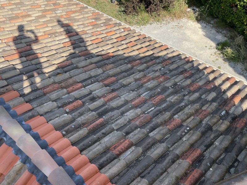 Démoussage et traitement d’une toiture type mécanique sur Mimet 13105 près de Gardanne 13120