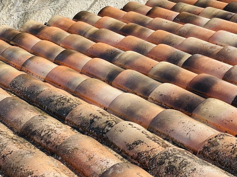 Nettoyage et traitement de tuiles Mécaniques sur Saint Victoret près de Marignane pas chère