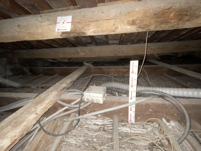 Pose d’isolation en laine de roche par soufflage en comble perdu d’une maison sur Marignane